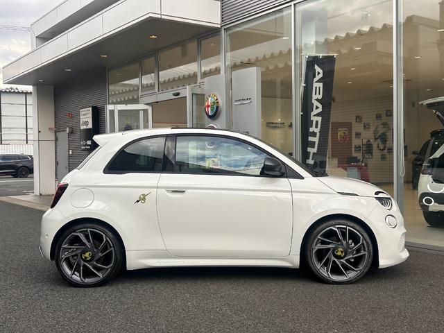 アバルト５００ｅ ツーリズモ　ハッチバック　エンジンサウンドジェネレーター　純正ナビゲーション　カープレイ　被害軽減ブレーキ　シートヒーター　ワイヤレススマートフォンチャージ　ＥＴＣ２．０　ＬＥＤライト　バックカメラ　純正１８インチＡＷ（7枚目）