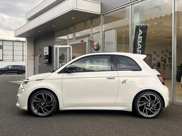 アバルト５００ｅ ツーリズモ　ハッチバック　エンジンサウンドジェネレーター　純正ナビゲーション　カープレイ　被害軽減ブレーキ　シートヒーター　ワイヤレススマートフォンチャージ　ＥＴＣ２．０　ＬＥＤライト　バックカメラ　純正１８インチＡＷ（8枚目）