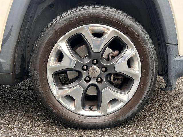 ジープ・コンパス リミテッド キセノンライト 純正フルセグナビ カープレイ アンドロイドオート ハーフレザー ACC バックカメラ 電動リアゲート レーンキープ パークソナー ブラインドスポット シートヒーター 純正18インチAW(60枚目)