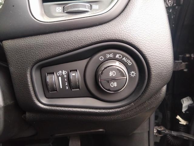 ジープ・レネゲード リミテッド 黒レザー LEDライト カープレイ アンドロイドオート ACC 衝突軽減 シートヒーター 純正グルセグナビ バックカメラ パークソナー ステアリングヒーター ブラインドスポット ETC 純正17AW(22枚目)