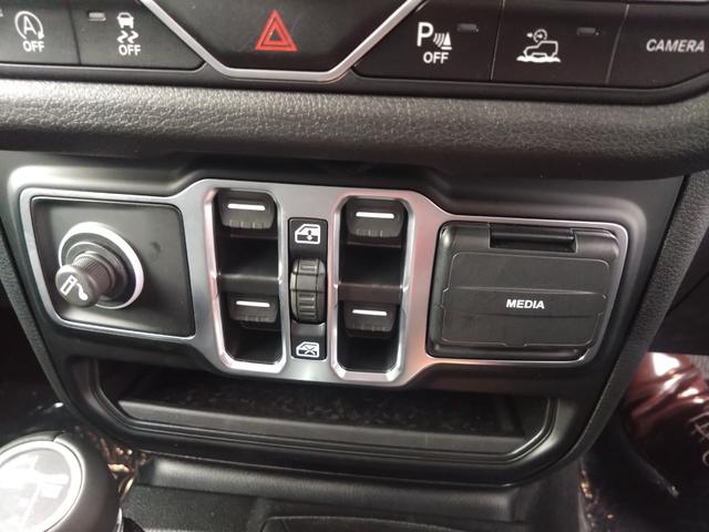 ジープ・ラングラーアンリミテッド スポーツ 後期モデル LEDライト 純正ナビ(27枚目)