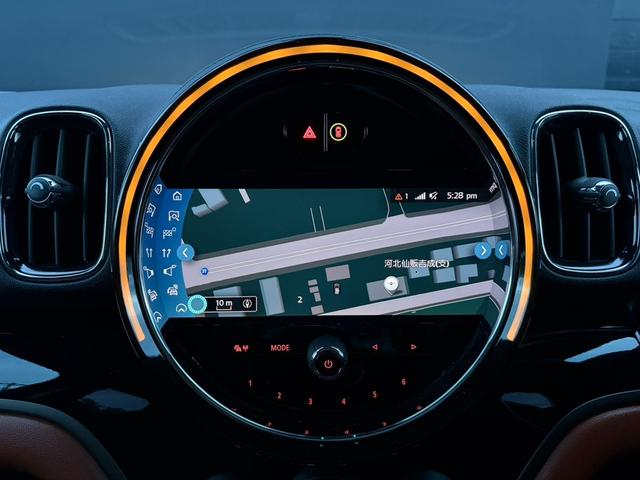 ＭＩＮＩ クーパーＤクロスオーバーオール４エッセンシャルトリム　純正ナビ　バックカメラ　ＬＥＤヘッドライト　オートライト　フロントフォグランプ　ユニオンジャックテールランプ　オートワイパー　電動リアゲート　ＥＴＣ２．０車載器　純正１８インチホイール　シートヒーター（3枚目）