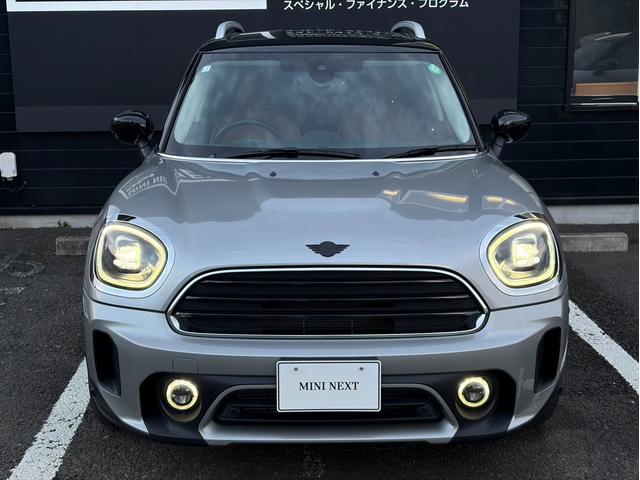 ＭＩＮＩ クーパーＤクロスオーバーオール４エッセンシャルトリム　純正ナビ　バックカメラ　ＬＥＤヘッドライト　オートライト　フロントフォグランプ　ユニオンジャックテールランプ　オートワイパー　電動リアゲート　ＥＴＣ２．０車載器　純正１８インチホイール　シートヒーター（7枚目）