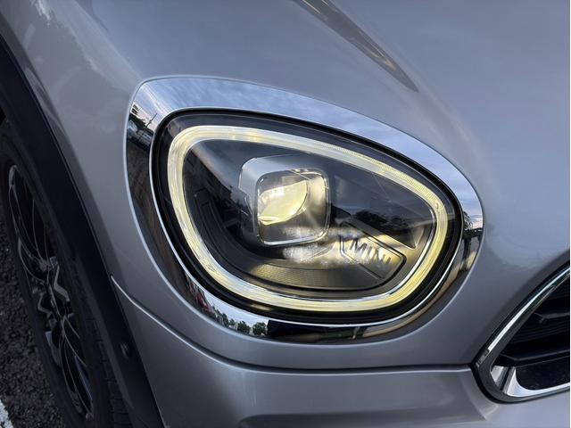 ＭＩＮＩ クーパーＤクロスオーバーオール４エッセンシャルトリム　純正ナビ　バックカメラ　ＬＥＤヘッドライト　オートライト　フロントフォグランプ　ユニオンジャックテールランプ　オートワイパー　電動リアゲート　ＥＴＣ２．０車載器　純正１８インチホイール　シートヒーター（8枚目）