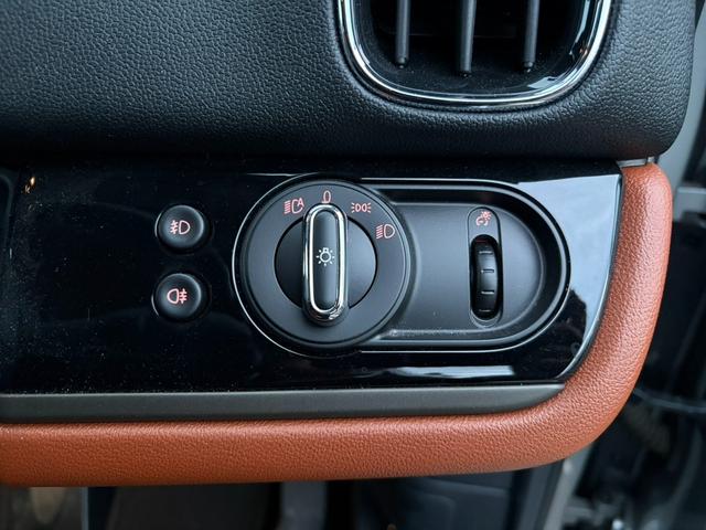 ＭＩＮＩ クーパーＤクロスオーバーオール４エッセンシャルトリム　純正ナビ　バックカメラ　ＬＥＤヘッドライト　オートライト　フロントフォグランプ　ユニオンジャックテールランプ　オートワイパー　電動リアゲート　ＥＴＣ２．０車載器　純正１８インチホイール　シートヒーター（25枚目）