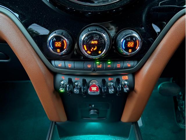 ＭＩＮＩ クーパーＤクロスオーバーオール４エッセンシャルトリム　純正ナビ　バックカメラ　ＬＥＤヘッドライト　オートライト　フロントフォグランプ　ユニオンジャックテールランプ　オートワイパー　電動リアゲート　ＥＴＣ２．０車載器　純正１８インチホイール　シートヒーター（31枚目）