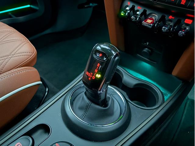 ＭＩＮＩ クーパーＤクロスオーバーオール４エッセンシャルトリム　純正ナビ　バックカメラ　ＬＥＤヘッドライト　オートライト　フロントフォグランプ　ユニオンジャックテールランプ　オートワイパー　電動リアゲート　ＥＴＣ２．０車載器　純正１８インチホイール　シートヒーター（36枚目）