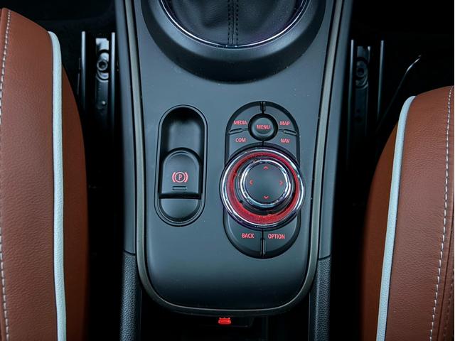 ＭＩＮＩ クーパーＤクロスオーバーオール４エッセンシャルトリム　純正ナビ　バックカメラ　ＬＥＤヘッドライト　オートライト　フロントフォグランプ　ユニオンジャックテールランプ　オートワイパー　電動リアゲート　ＥＴＣ２．０車載器　純正１８インチホイール　シートヒーター（37枚目）