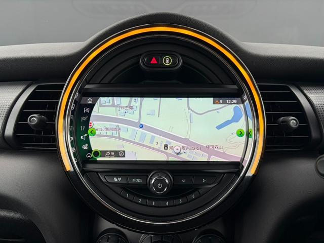ＭＩＮＩ クーパー　純正ナビ　バックカメラ　ＬＥＤヘッドライト　オートライト　フロントフォグランプ　ユニオンジャックテールランプ　オートワイパー　ＥＴＣ車載器　純正１５インチホイール　アームレスト　キーレス（3枚目）