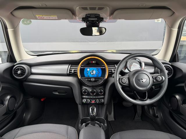 ＭＩＮＩ クーパー　純正ナビ　バックカメラ　ＬＥＤヘッドライト　オートライト　フロントフォグランプ　ユニオンジャックテールランプ　オートワイパー　ＥＴＣ車載器　純正１５インチホイール　アームレスト　キーレス（6枚目）