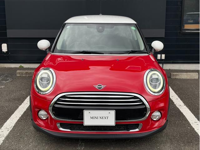 ＭＩＮＩ クーパー　純正ナビ　バックカメラ　ＬＥＤヘッドライト　オートライト　フロントフォグランプ　ユニオンジャックテールランプ　オートワイパー　ＥＴＣ車載器　純正１５インチホイール　アームレスト　キーレス（8枚目）