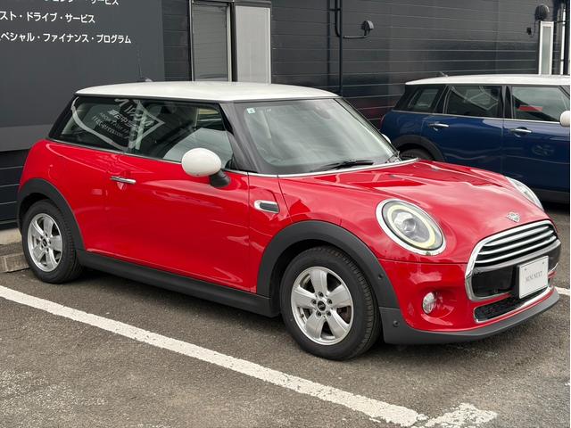 ＭＩＮＩ クーパー　純正ナビ　バックカメラ　ＬＥＤヘッドライト　オートライト　フロントフォグランプ　ユニオンジャックテールランプ　オートワイパー　ＥＴＣ車載器　純正１５インチホイール　アームレスト　キーレス（9枚目）