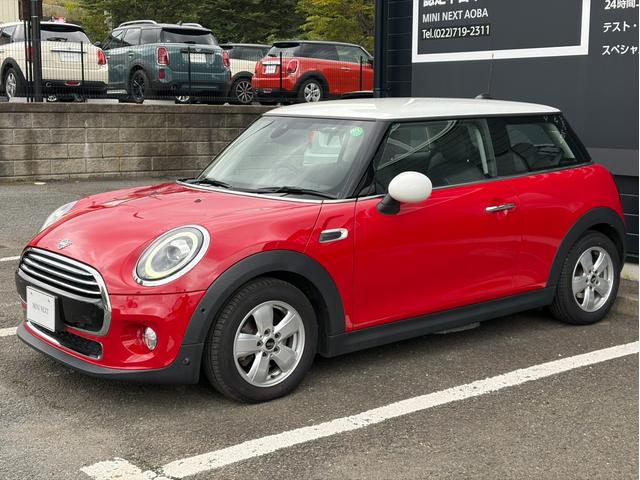 ＭＩＮＩ クーパー　純正ナビ　バックカメラ　ＬＥＤヘッドライト　オートライト　フロントフォグランプ　ユニオンジャックテールランプ　オートワイパー　ＥＴＣ車載器　純正１５インチホイール　アームレスト　キーレス（10枚目）
