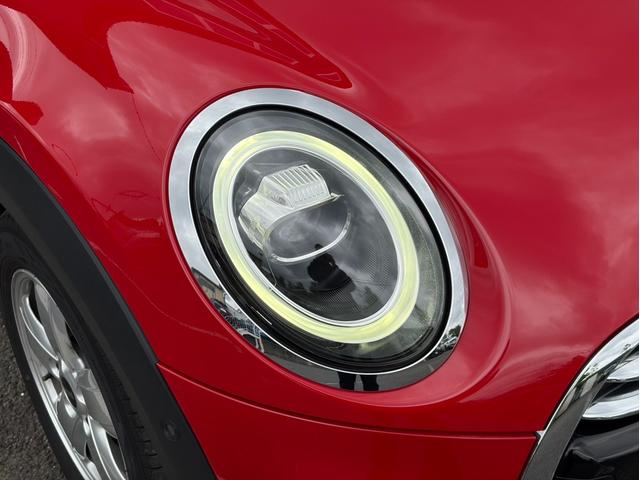ＭＩＮＩ クーパー　純正ナビ　バックカメラ　ＬＥＤヘッドライト　オートライト　フロントフォグランプ　ユニオンジャックテールランプ　オートワイパー　ＥＴＣ車載器　純正１５インチホイール　アームレスト　キーレス（11枚目）