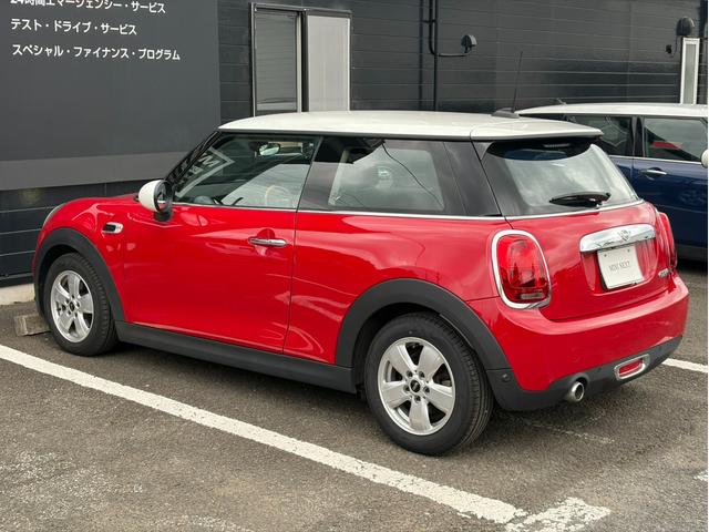 ＭＩＮＩ クーパー　純正ナビ　バックカメラ　ＬＥＤヘッドライト　オートライト　フロントフォグランプ　ユニオンジャックテールランプ　オートワイパー　ＥＴＣ車載器　純正１５インチホイール　アームレスト　キーレス（17枚目）