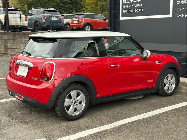 ＭＩＮＩ クーパー　純正ナビ　バックカメラ　ＬＥＤヘッドライト　オートライト　フロントフォグランプ　ユニオンジャックテールランプ　オートワイパー　ＥＴＣ車載器　純正１５インチホイール　アームレスト　キーレス（18枚目）