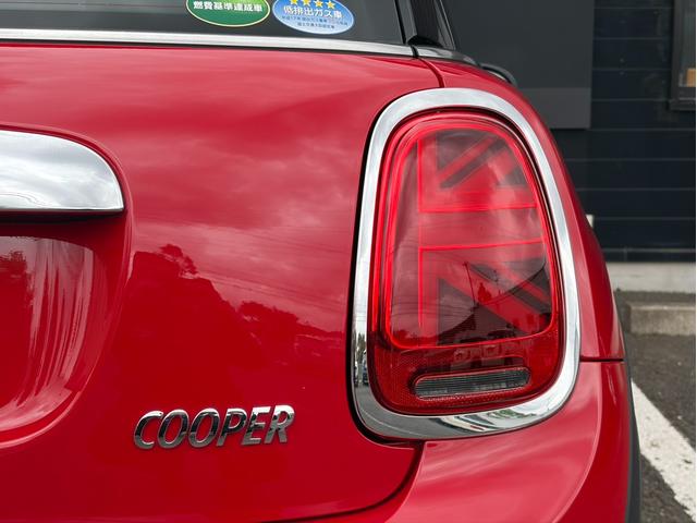 ＭＩＮＩ クーパー　純正ナビ　バックカメラ　ＬＥＤヘッドライト　オートライト　フロントフォグランプ　ユニオンジャックテールランプ　オートワイパー　ＥＴＣ車載器　純正１５インチホイール　アームレスト　キーレス（19枚目）