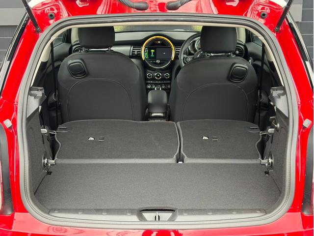 ＭＩＮＩ クーパー　純正ナビ　バックカメラ　ＬＥＤヘッドライト　オートライト　フロントフォグランプ　ユニオンジャックテールランプ　オートワイパー　ＥＴＣ車載器　純正１５インチホイール　アームレスト　キーレス（21枚目）