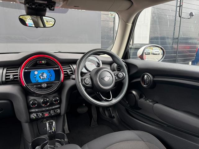 ＭＩＮＩ クーパー　純正ナビ　バックカメラ　ＬＥＤヘッドライト　オートライト　フロントフォグランプ　ユニオンジャックテールランプ　オートワイパー　ＥＴＣ車載器　純正１５インチホイール　アームレスト　キーレス（22枚目）