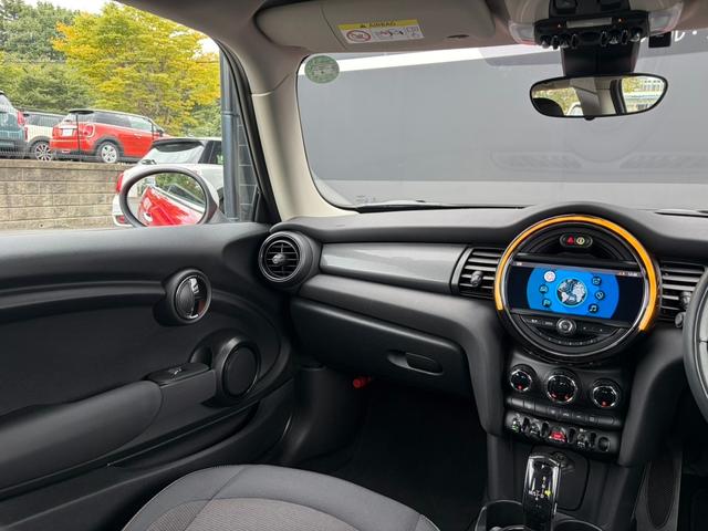 ＭＩＮＩ クーパー　純正ナビ　バックカメラ　ＬＥＤヘッドライト　オートライト　フロントフォグランプ　ユニオンジャックテールランプ　オートワイパー　ＥＴＣ車載器　純正１５インチホイール　アームレスト　キーレス（23枚目）