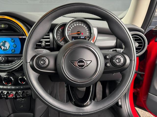 ＭＩＮＩ クーパー　純正ナビ　バックカメラ　ＬＥＤヘッドライト　オートライト　フロントフォグランプ　ユニオンジャックテールランプ　オートワイパー　ＥＴＣ車載器　純正１５インチホイール　アームレスト　キーレス（25枚目）