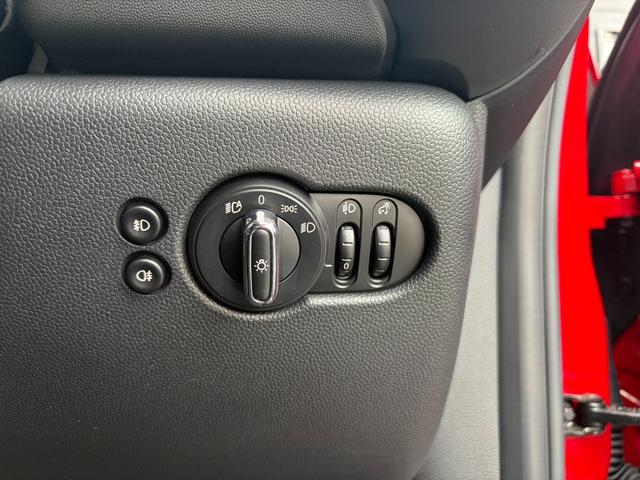 ＭＩＮＩ クーパー　純正ナビ　バックカメラ　ＬＥＤヘッドライト　オートライト　フロントフォグランプ　ユニオンジャックテールランプ　オートワイパー　ＥＴＣ車載器　純正１５インチホイール　アームレスト　キーレス（28枚目）