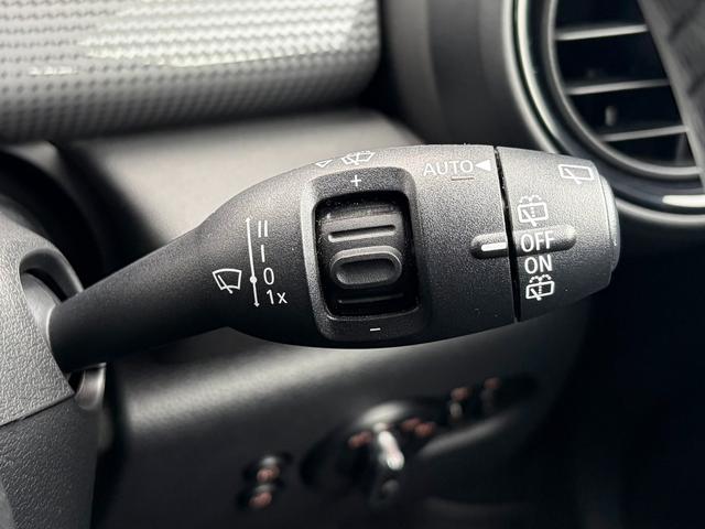ＭＩＮＩ クーパー　純正ナビ　バックカメラ　ＬＥＤヘッドライト　オートライト　フロントフォグランプ　ユニオンジャックテールランプ　オートワイパー　ＥＴＣ車載器　純正１５インチホイール　アームレスト　キーレス（29枚目）