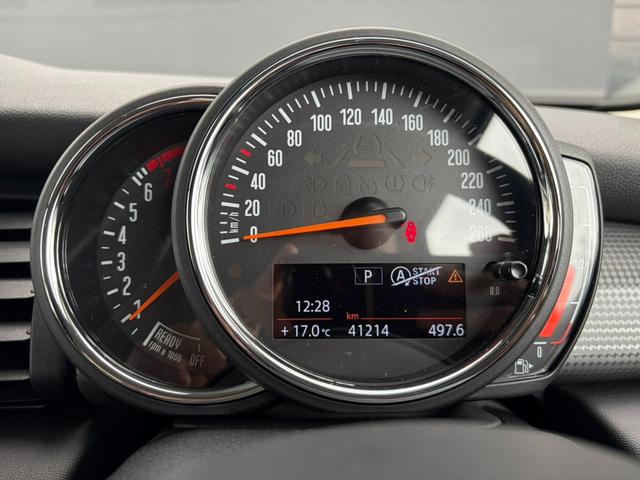 ＭＩＮＩ クーパー　純正ナビ　バックカメラ　ＬＥＤヘッドライト　オートライト　フロントフォグランプ　ユニオンジャックテールランプ　オートワイパー　ＥＴＣ車載器　純正１５インチホイール　アームレスト　キーレス（30枚目）