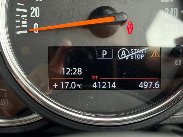ＭＩＮＩ クーパー　純正ナビ　バックカメラ　ＬＥＤヘッドライト　オートライト　フロントフォグランプ　ユニオンジャックテールランプ　オートワイパー　ＥＴＣ車載器　純正１５インチホイール　アームレスト　キーレス（31枚目）