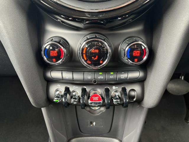 ＭＩＮＩ クーパー　純正ナビ　バックカメラ　ＬＥＤヘッドライト　オートライト　フロントフォグランプ　ユニオンジャックテールランプ　オートワイパー　ＥＴＣ車載器　純正１５インチホイール　アームレスト　キーレス（33枚目）