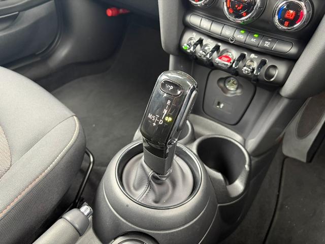 ＭＩＮＩ クーパー　純正ナビ　バックカメラ　ＬＥＤヘッドライト　オートライト　フロントフォグランプ　ユニオンジャックテールランプ　オートワイパー　ＥＴＣ車載器　純正１５インチホイール　アームレスト　キーレス（37枚目）