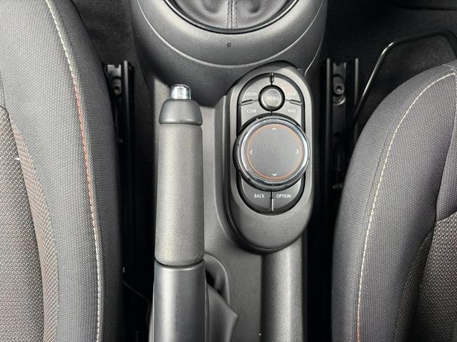 ＭＩＮＩ クーパー　純正ナビ　バックカメラ　ＬＥＤヘッドライト　オートライト　フロントフォグランプ　ユニオンジャックテールランプ　オートワイパー　ＥＴＣ車載器　純正１５インチホイール　アームレスト　キーレス（38枚目）