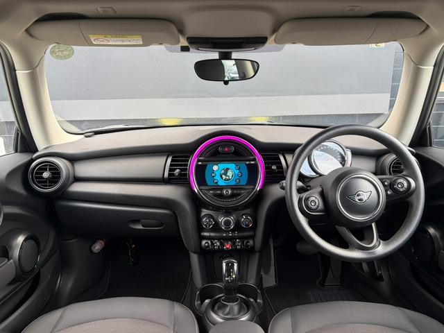 ＭＩＮＩ ヴィクトリア　純正ナビ　バックカメラ　ＬＥＤヘッドライト　オートライト　ユニオンジャックテールランプ　フロントフォグランプ　オートワイパー　純正１５インチホイール　ＥＴＣ２．０車載器　リアスモーク　アームレスト（4枚目）