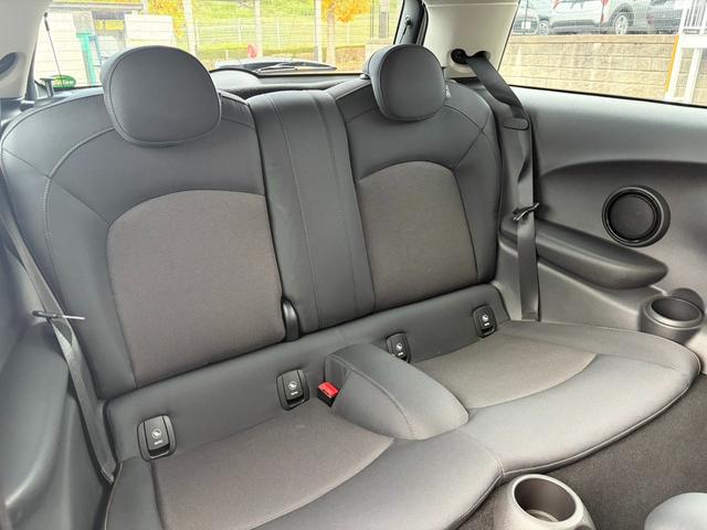 ＭＩＮＩ ヴィクトリア　純正ナビ　バックカメラ　ＬＥＤヘッドライト　オートライト　ユニオンジャックテールランプ　フロントフォグランプ　オートワイパー　純正１５インチホイール　ＥＴＣ２．０車載器　リアスモーク　アームレスト（6枚目）