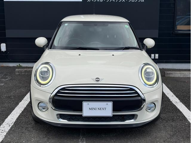 ＭＩＮＩ ヴィクトリア　純正ナビ　バックカメラ　ＬＥＤヘッドライト　オートライト　ユニオンジャックテールランプ　フロントフォグランプ　オートワイパー　純正１５インチホイール　ＥＴＣ２．０車載器　リアスモーク　アームレスト（8枚目）