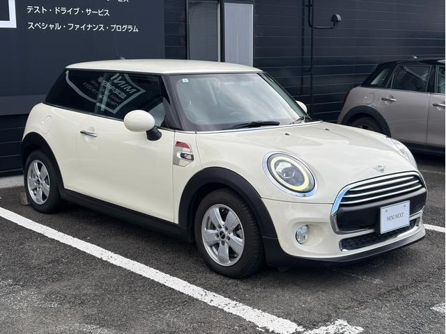 ＭＩＮＩ ヴィクトリア　純正ナビ　バックカメラ　ＬＥＤヘッドライト　オートライト　ユニオンジャックテールランプ　フロントフォグランプ　オートワイパー　純正１５インチホイール　ＥＴＣ２．０車載器　リアスモーク　アームレスト（9枚目）