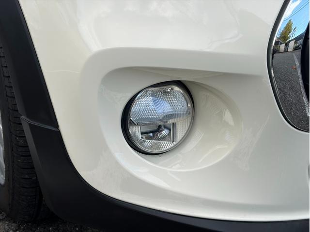 ＭＩＮＩ ヴィクトリア　純正ナビ　バックカメラ　ＬＥＤヘッドライト　オートライト　ユニオンジャックテールランプ　フロントフォグランプ　オートワイパー　純正１５インチホイール　ＥＴＣ２．０車載器　リアスモーク　アームレスト（12枚目）