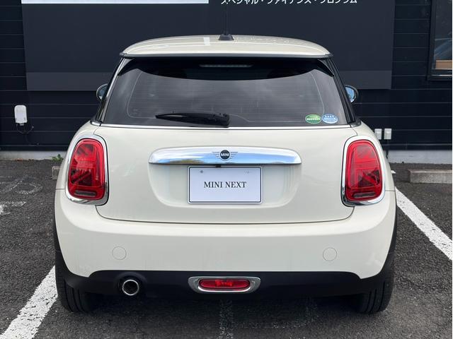 ＭＩＮＩ ヴィクトリア　純正ナビ　バックカメラ　ＬＥＤヘッドライト　オートライト　ユニオンジャックテールランプ　フロントフォグランプ　オートワイパー　純正１５インチホイール　ＥＴＣ２．０車載器　リアスモーク　アームレスト（16枚目）