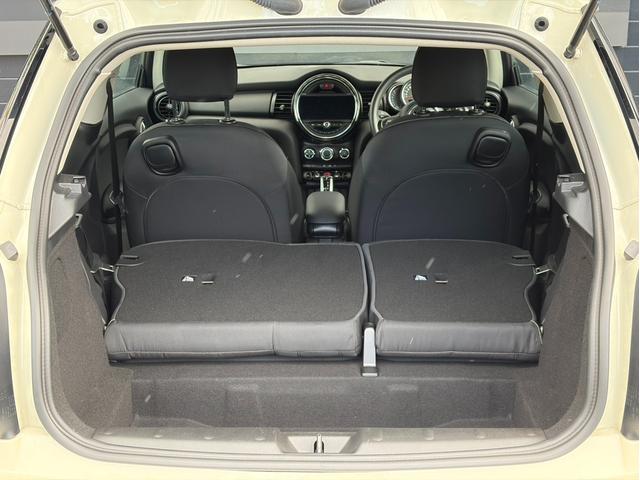 ＭＩＮＩ ヴィクトリア　純正ナビ　バックカメラ　ＬＥＤヘッドライト　オートライト　ユニオンジャックテールランプ　フロントフォグランプ　オートワイパー　純正１５インチホイール　ＥＴＣ２．０車載器　リアスモーク　アームレスト（21枚目）