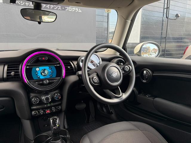 ＭＩＮＩ ヴィクトリア　純正ナビ　バックカメラ　ＬＥＤヘッドライト　オートライト　ユニオンジャックテールランプ　フロントフォグランプ　オートワイパー　純正１５インチホイール　ＥＴＣ２．０車載器　リアスモーク　アームレスト（22枚目）