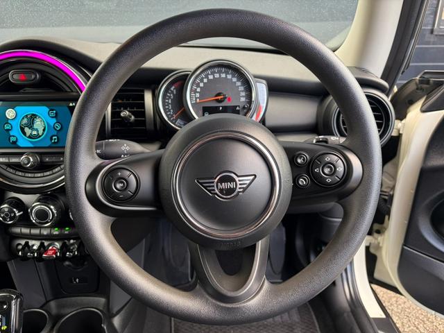 ＭＩＮＩ ヴィクトリア　純正ナビ　バックカメラ　ＬＥＤヘッドライト　オートライト　ユニオンジャックテールランプ　フロントフォグランプ　オートワイパー　純正１５インチホイール　ＥＴＣ２．０車載器　リアスモーク　アームレスト（25枚目）