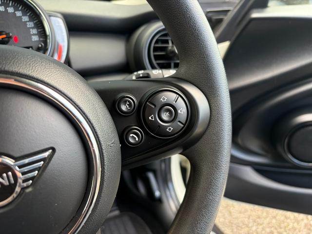 ＭＩＮＩ ヴィクトリア　純正ナビ　バックカメラ　ＬＥＤヘッドライト　オートライト　ユニオンジャックテールランプ　フロントフォグランプ　オートワイパー　純正１５インチホイール　ＥＴＣ２．０車載器　リアスモーク　アームレスト（26枚目）