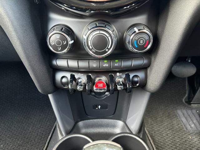 ＭＩＮＩ ヴィクトリア　純正ナビ　バックカメラ　ＬＥＤヘッドライト　オートライト　ユニオンジャックテールランプ　フロントフォグランプ　オートワイパー　純正１５インチホイール　ＥＴＣ２．０車載器　リアスモーク　アームレスト（31枚目）