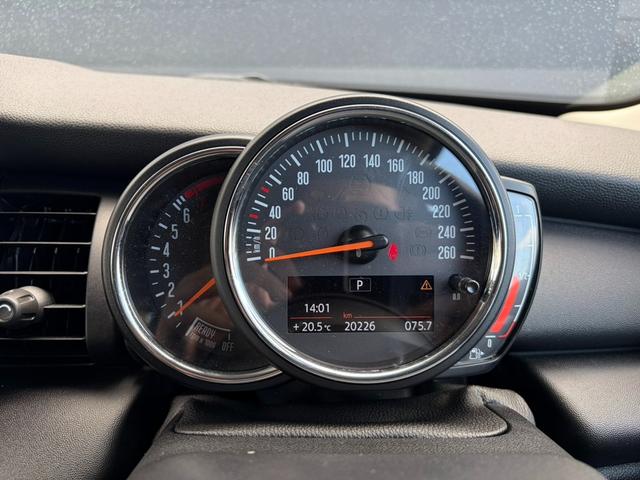 ＭＩＮＩ ヴィクトリア　純正ナビ　バックカメラ　ＬＥＤヘッドライト　オートライト　ユニオンジャックテールランプ　フロントフォグランプ　オートワイパー　純正１５インチホイール　ＥＴＣ２．０車載器　リアスモーク　アームレスト（34枚目）