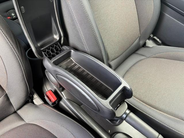 ＭＩＮＩ ヴィクトリア　純正ナビ　バックカメラ　ＬＥＤヘッドライト　オートライト　ユニオンジャックテールランプ　フロントフォグランプ　オートワイパー　純正１５インチホイール　ＥＴＣ２．０車載器　リアスモーク　アームレスト（39枚目）