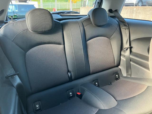 ＭＩＮＩ クーパー　ナビ　リアカメラ　ＬＥＤヘッドライト　純正１５インチホイール　リアカメラ　オートライト　オートワイパー　ＰＤＣセンサー　前車追従クルーズコントロール　衝突被害軽減ブレーキ　パーキングアシスト（6枚目）