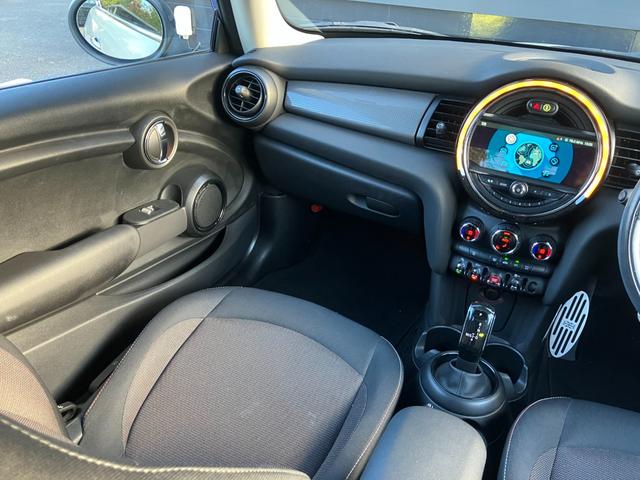 ＭＩＮＩ クーパー　ナビ　リアカメラ　ＬＥＤヘッドライト　純正１５インチホイール　リアカメラ　オートライト　オートワイパー　ＰＤＣセンサー　前車追従クルーズコントロール　衝突被害軽減ブレーキ　パーキングアシスト（23枚目）