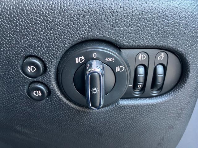 ＭＩＮＩ クーパー　ナビ　リアカメラ　ＬＥＤヘッドライト　純正１５インチホイール　リアカメラ　オートライト　オートワイパー　ＰＤＣセンサー　前車追従クルーズコントロール　衝突被害軽減ブレーキ　パーキングアシスト（28枚目）