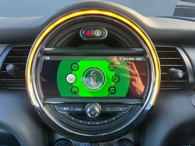 ＭＩＮＩ クーパー　ナビ　リアカメラ　ＬＥＤヘッドライト　純正１５インチホイール　リアカメラ　オートライト　オートワイパー　ＰＤＣセンサー　前車追従クルーズコントロール　衝突被害軽減ブレーキ　パーキングアシスト（33枚目）