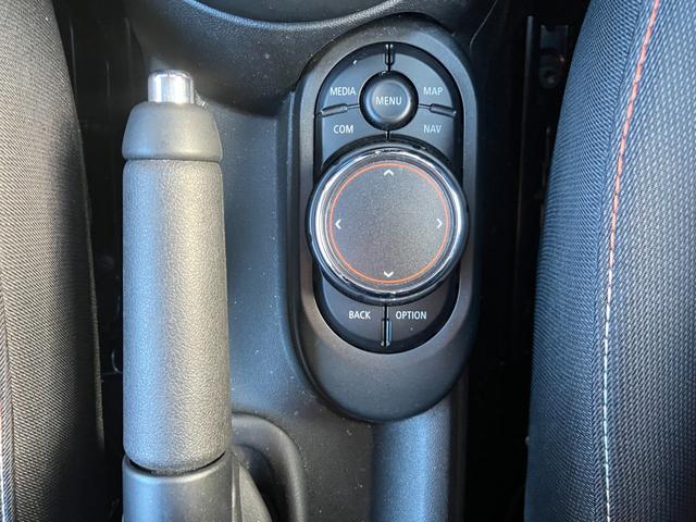 ＭＩＮＩ クーパー　ナビ　リアカメラ　ＬＥＤヘッドライト　純正１５インチホイール　リアカメラ　オートライト　オートワイパー　ＰＤＣセンサー　前車追従クルーズコントロール　衝突被害軽減ブレーキ　パーキングアシスト（38枚目）